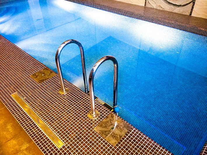 Личный бассейн в доме в Астане